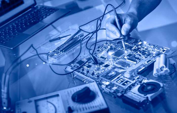 Técnico reparando una computadora en Costa Rica