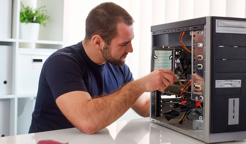 Técnico revisando un equipo de cómputo